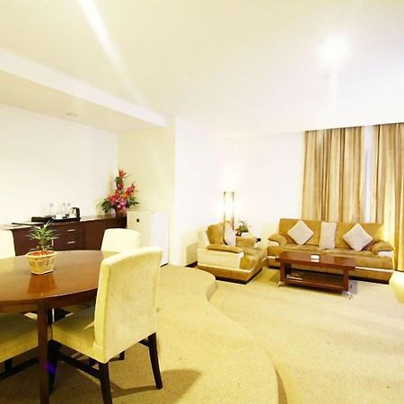 Plaza Inn Kendari Buitenkant foto