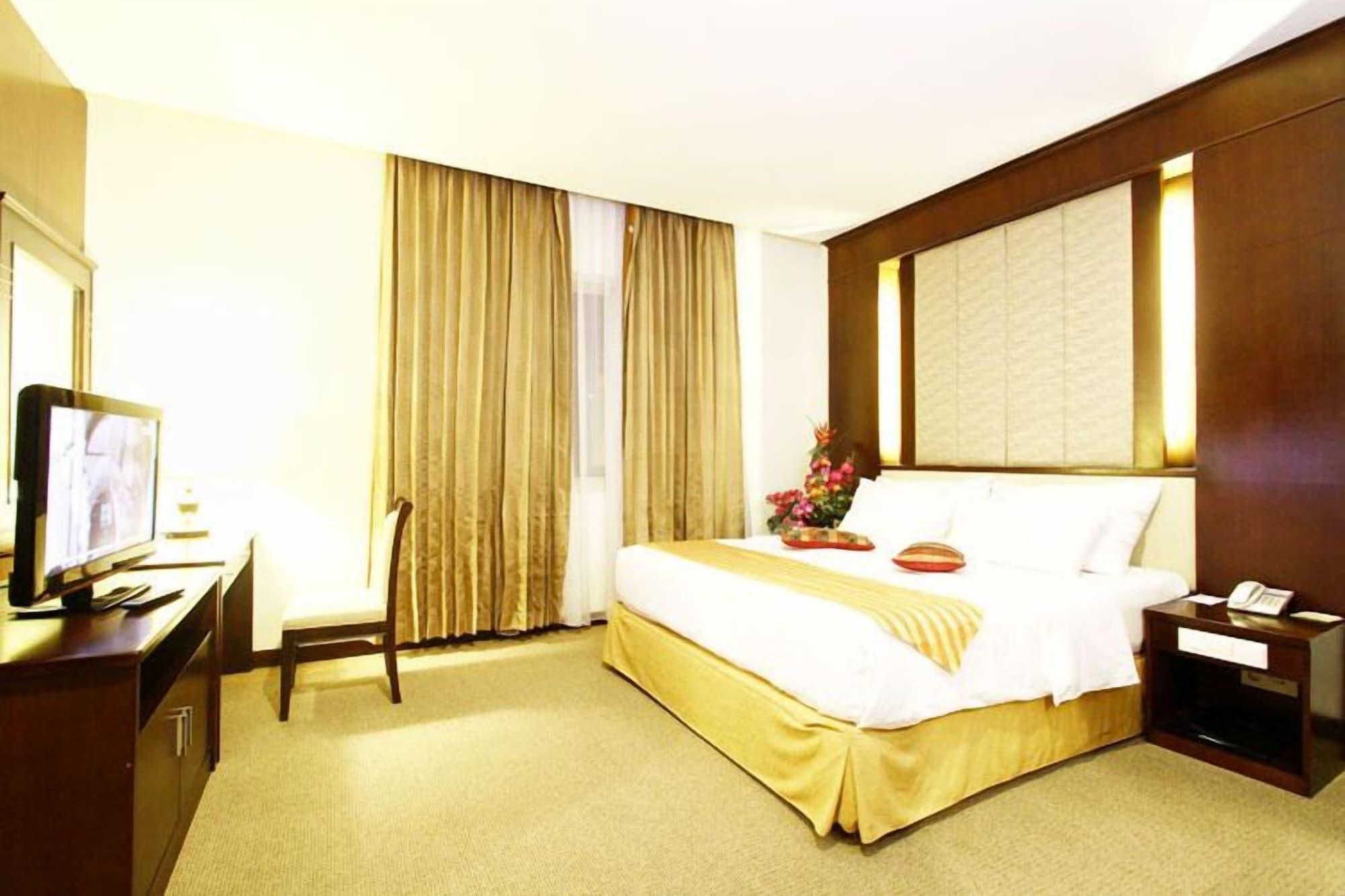 Plaza Inn Kendari Buitenkant foto