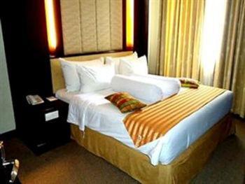 Plaza Inn Kendari Buitenkant foto