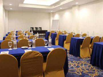 Plaza Inn Kendari Buitenkant foto