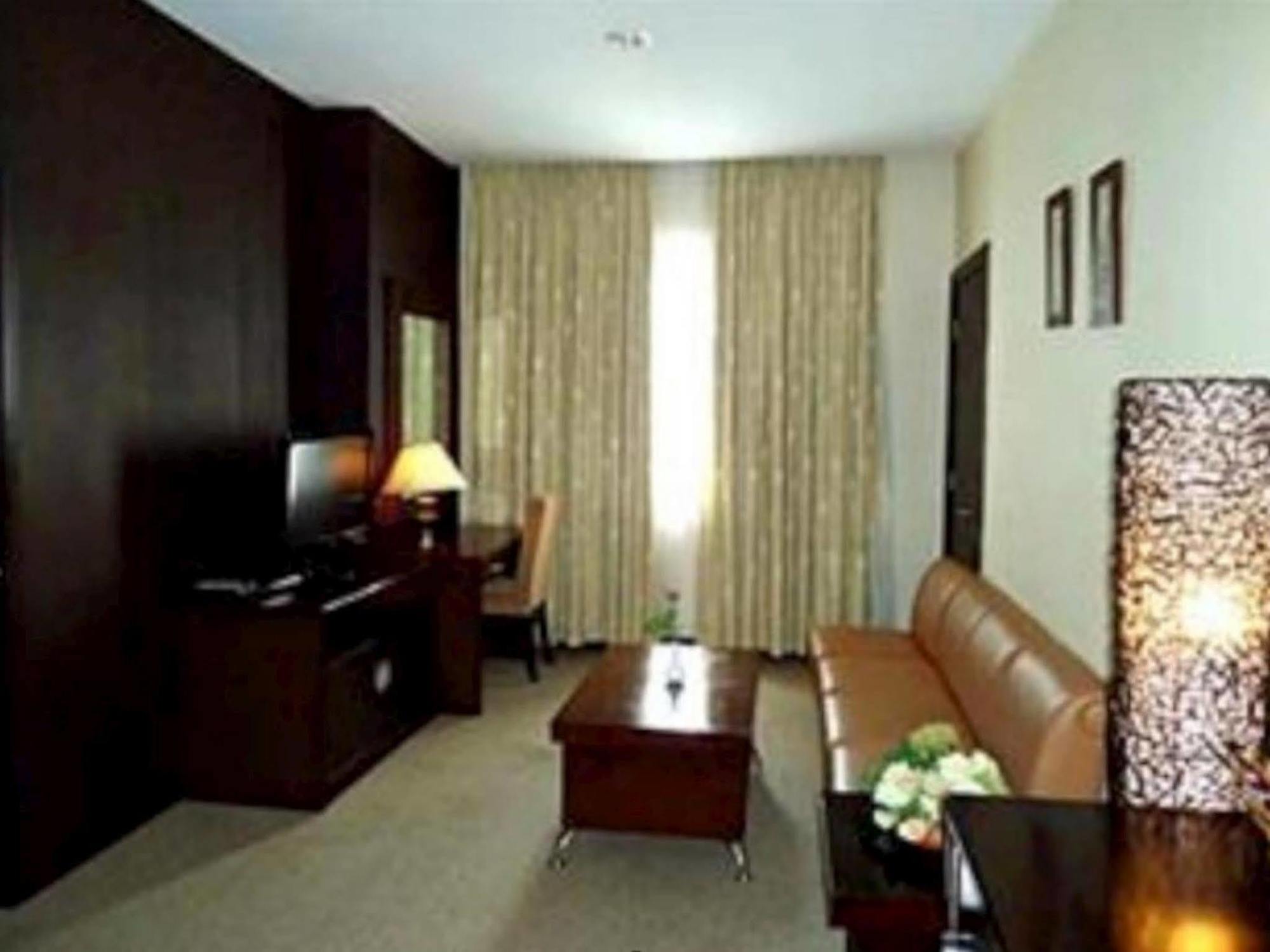 Plaza Inn Kendari Buitenkant foto