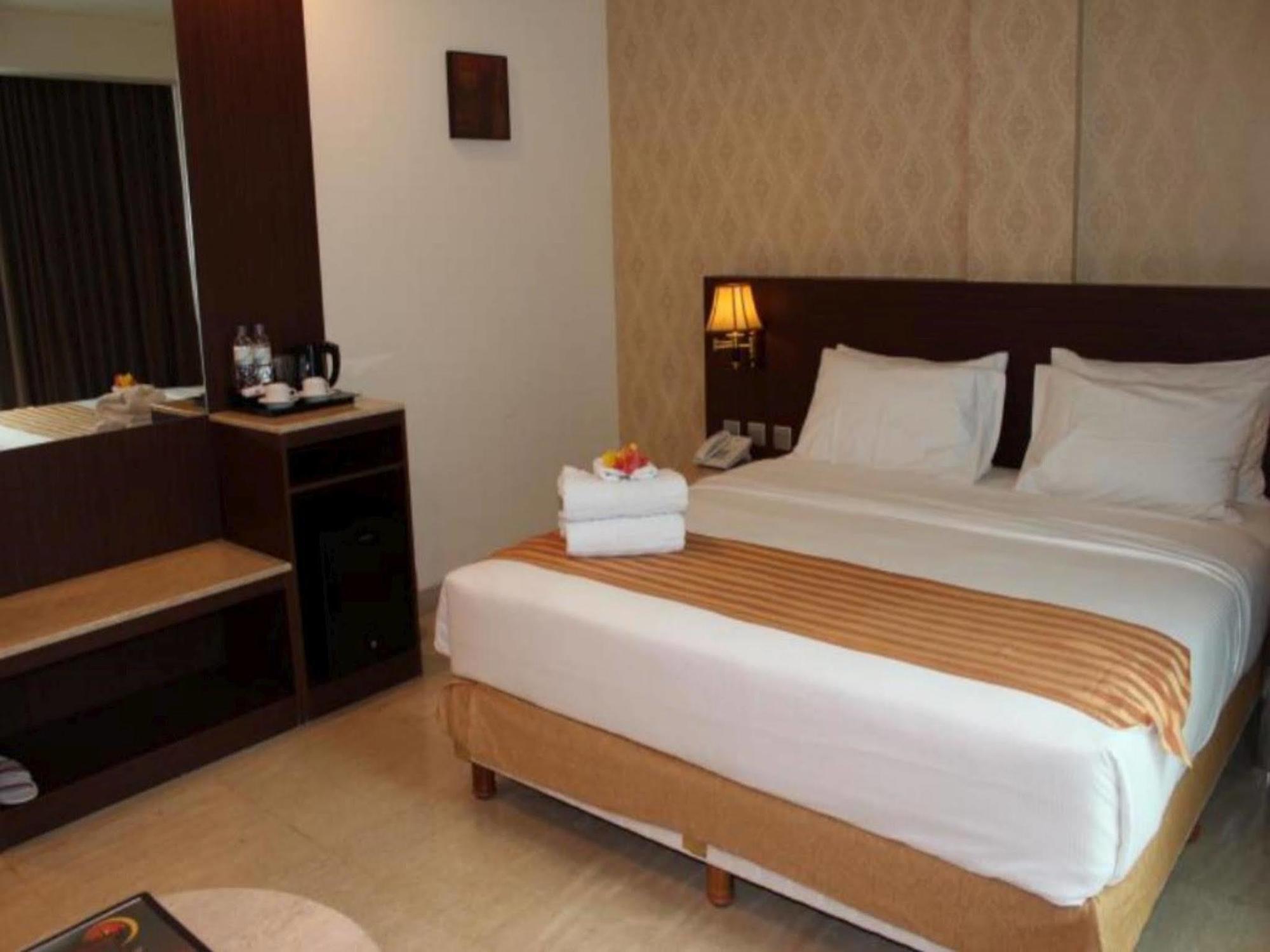 Plaza Inn Kendari Buitenkant foto